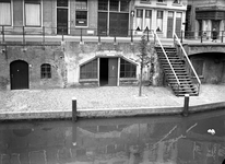 816627 Gezicht op de werf en de werfkelder bij het pand Oudegracht 51 (lasinrichting H. Maarschalkerweerd) te Utrecht.